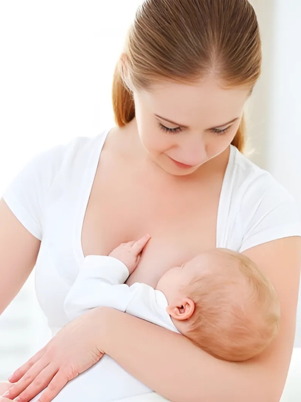 Hình mẹ cho bé bú trong studio