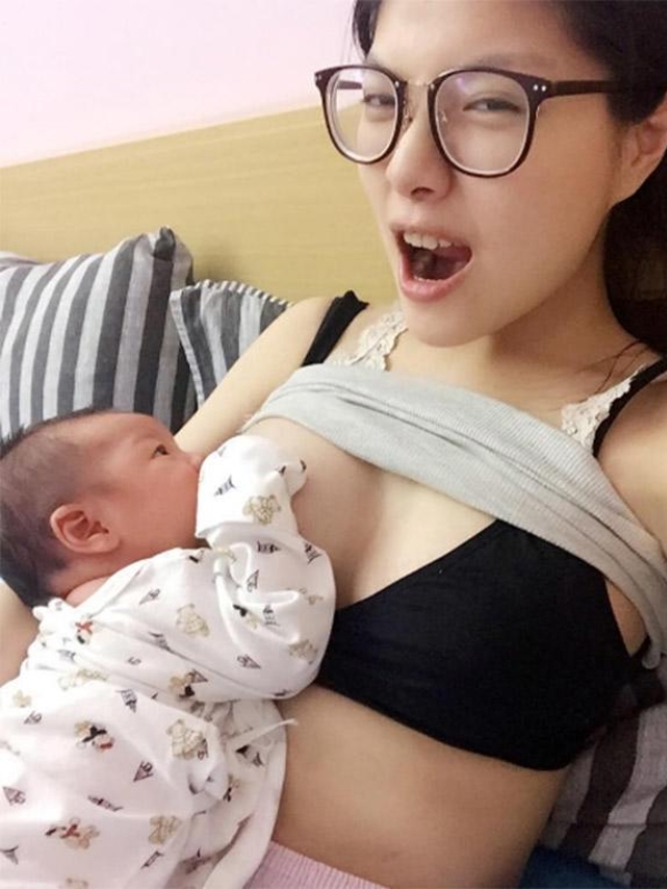 Mẹ trẻ ngáp khi đang cho con bú