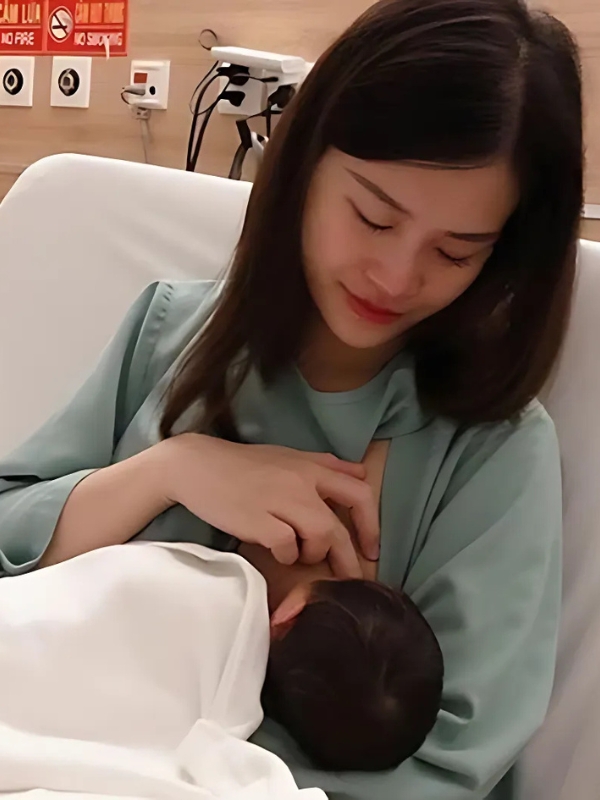 Ảnh gái xinh đang âu yếm cho con bú