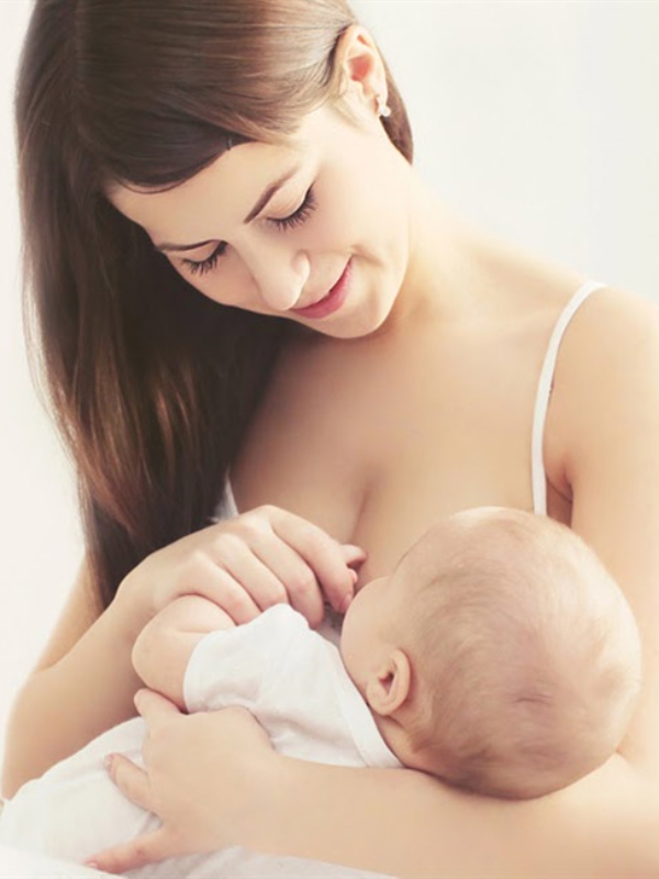 ảnh gái xinh cho con bú