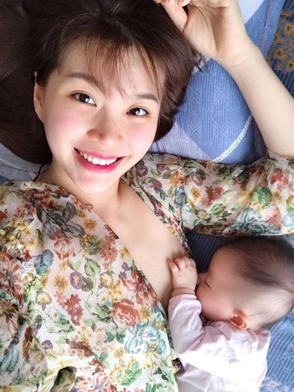 Mẹ trẻ xinh đẹp cho bé bú sữa