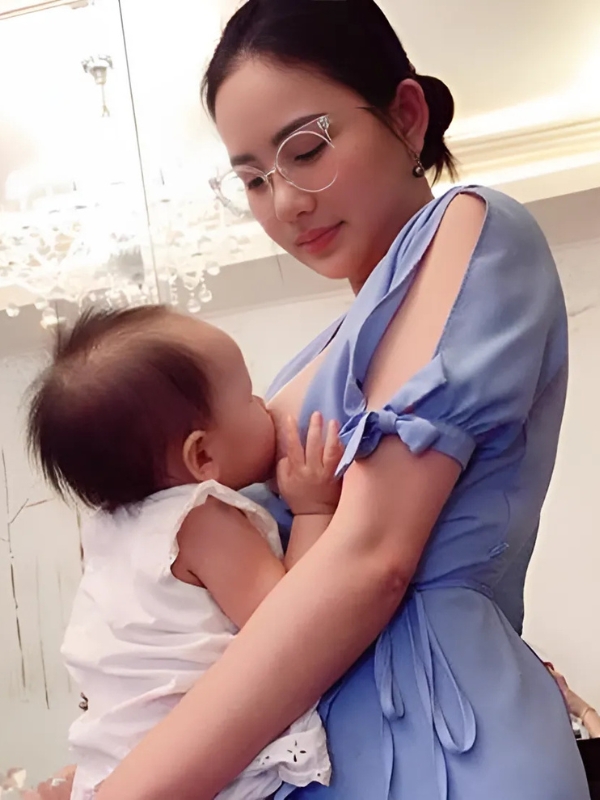 Hình ảnh gái xinh bế con bú ngoan