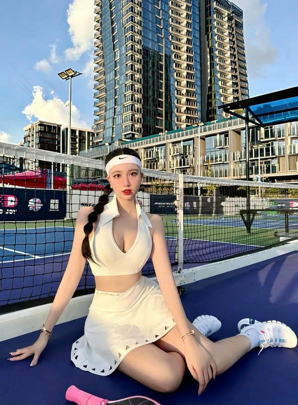 anh-gai-xinh-choi-pickleball