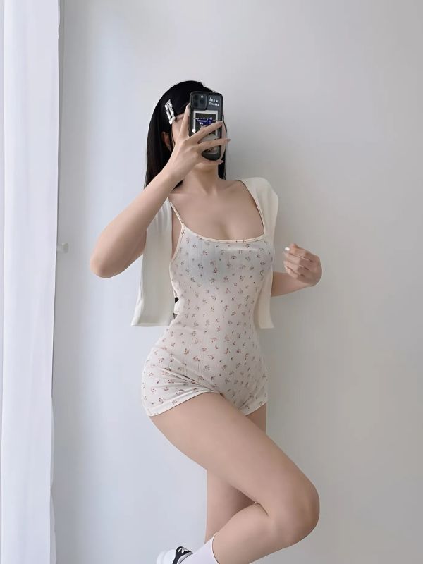 gái xinh mặc áo hai dây