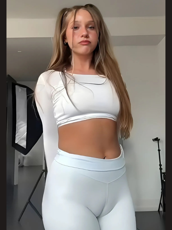 Gái xinh mu to diện trắng đầy thu hút