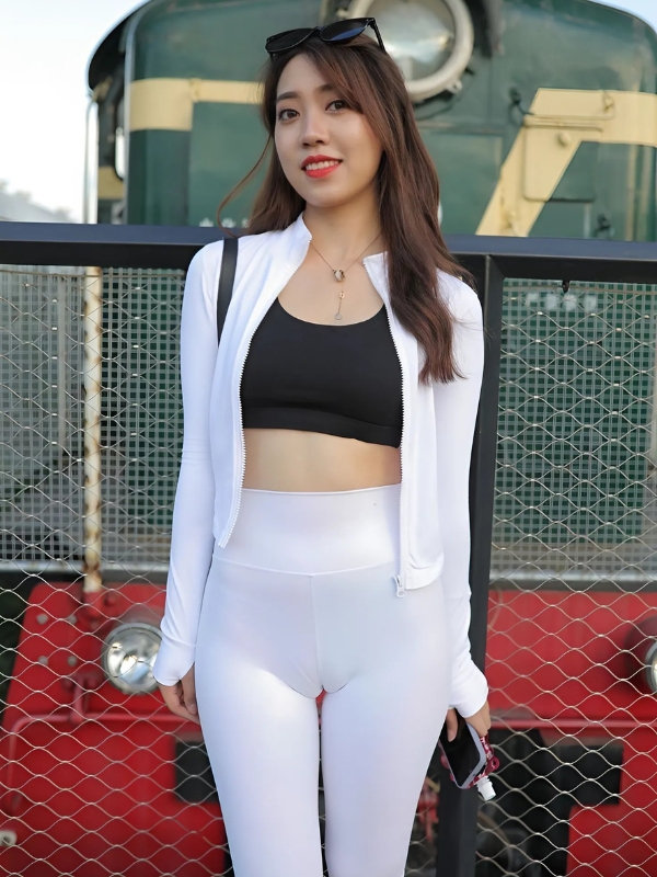 Gái xinh mu to khoe eo cực gợi cảm