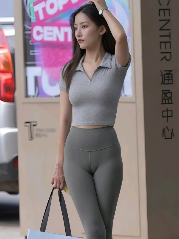 Gái xinh mu to diện đồ công sở thể thao