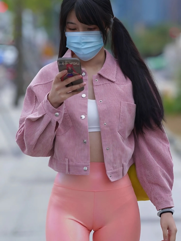 Gái xinh mu to tạo dáng giữa phố