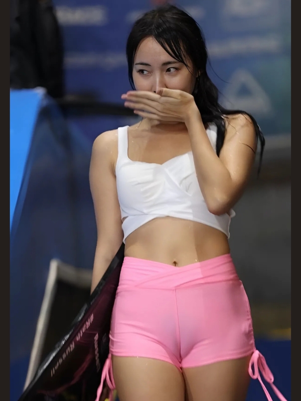 Set đồ hồng tôn dáng gái xinh mu to