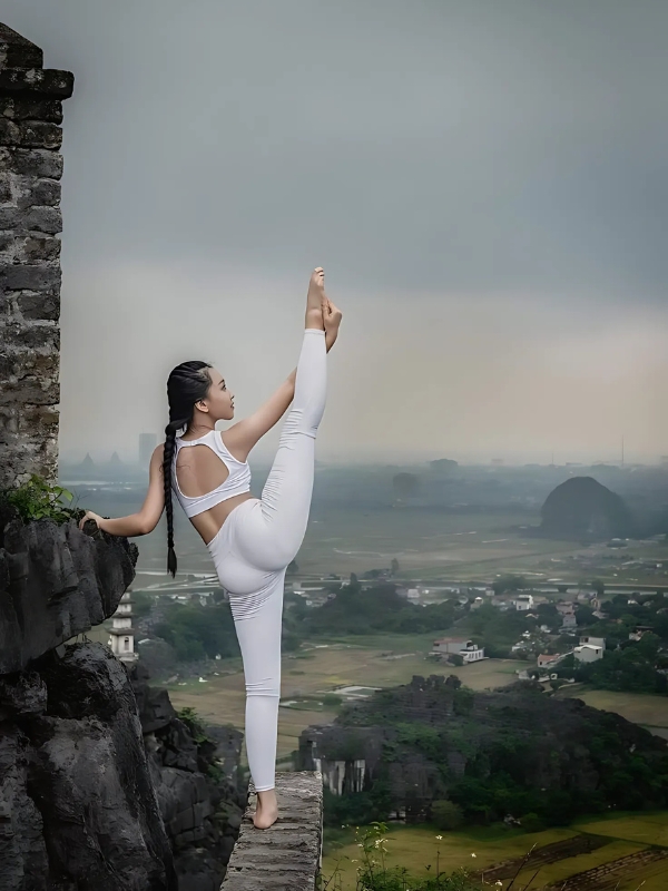 Gái xinh tập yoga giữa thiên nhiên