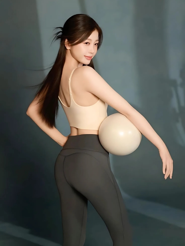 Gái xinh tập yoga cùng bóng tròn