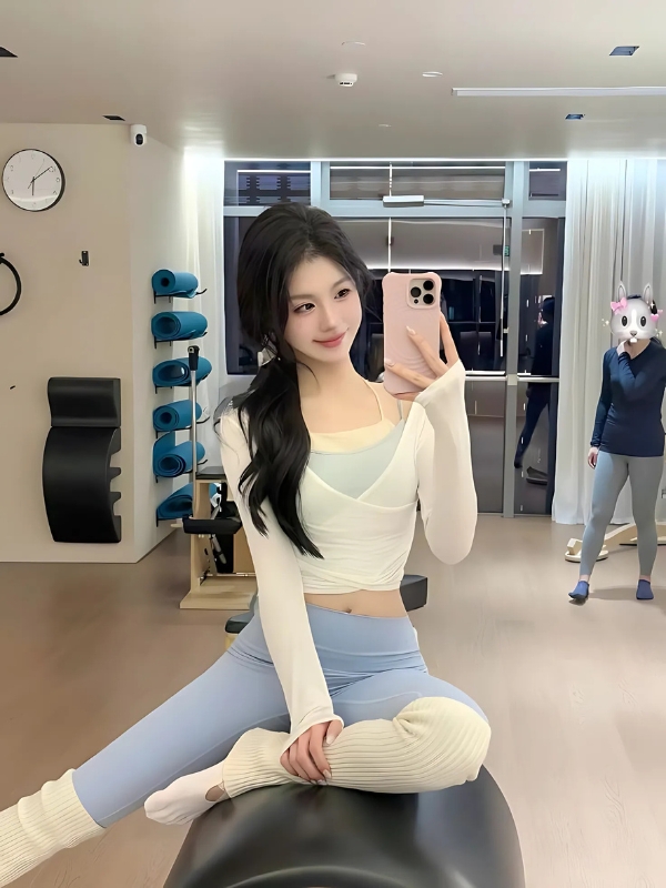Gái xinh tập yoga selfie trong phòng