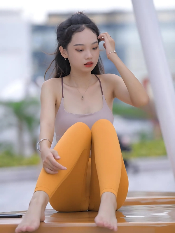 Gái xinh tập yoga mặc đồ cam nổi bật