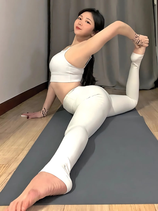 Gái xinh tập yoga tư thế kéo chân sau