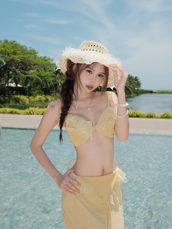 Bikini vàng tôn lên làn da quyến rũ