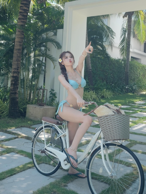 Đạp xe năng động bên khuôn viên xanh