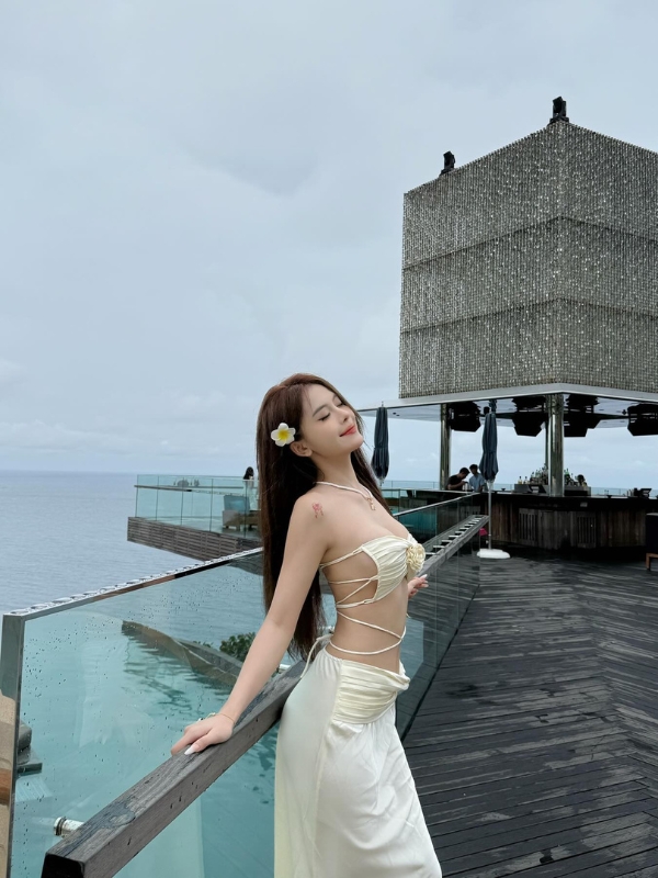 Tạo dáng đầy cuốn hút giữa biển trời