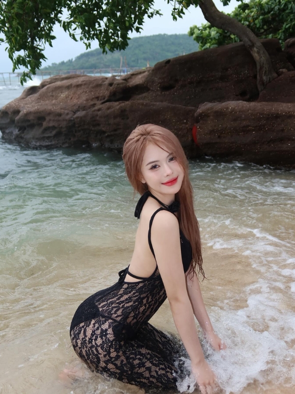 Tự tin khoe dáng bên bờ cát vàng