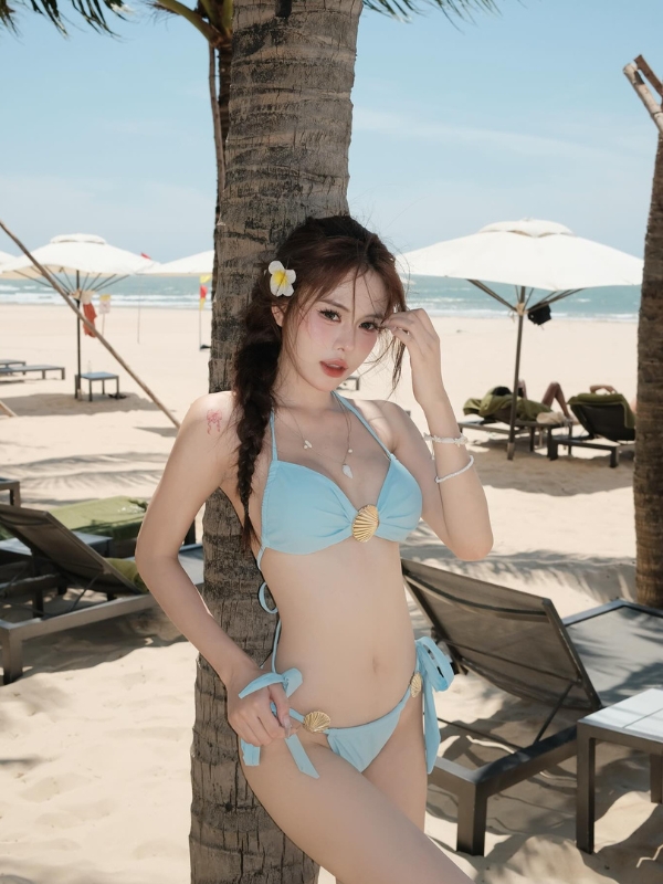Bikini xanh nhạt nổi bật dưới nắng