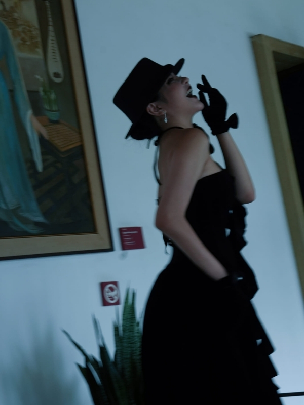 Tạo dáng bí ẩn đầy quyến rũ và sang trọng.