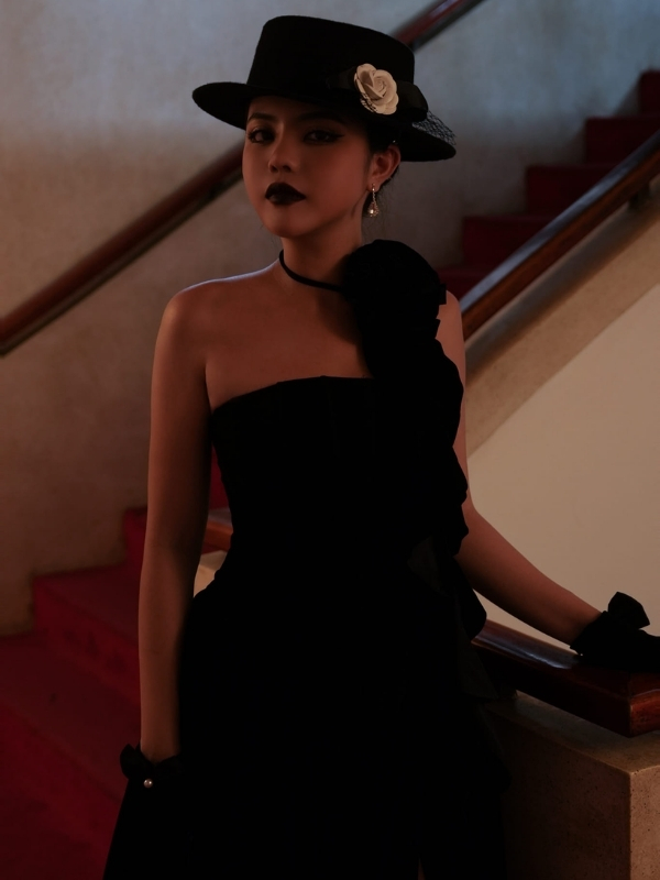 Thần thái cuốn hút trong bộ váy đen lạ mắt.