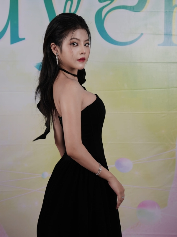 Tự tin khoe dáng tại sự kiện thảm đỏ.