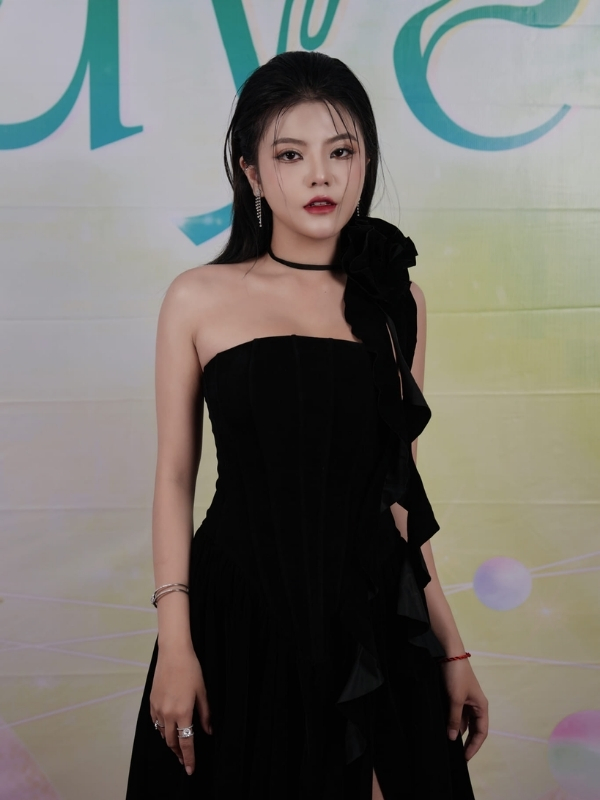 Thần thái lạnh lùng, cuốn hút mọi ánh nhìn.