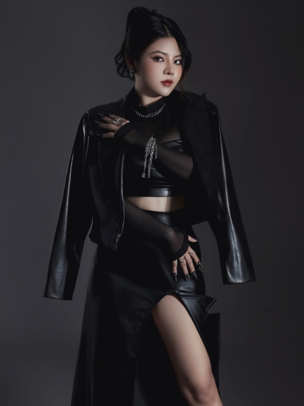 Bộ cánh đen huyền bí, tôn dáng hoàn hảo.