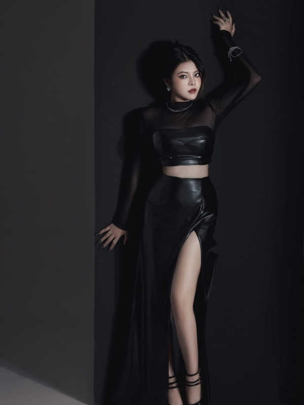 Ánh nhìn sắc lạnh, thần thái đỉnh cao.