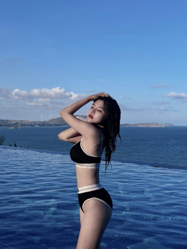 Bikini đen nổi bật trên nền trời xanh biếc.