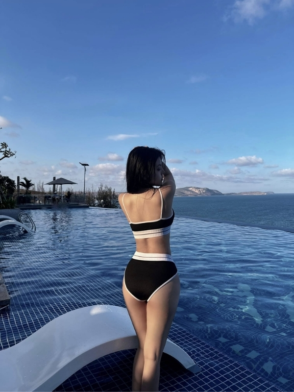 Đường cong nóng bỏng khi tạo dáng ở hồ bơi.