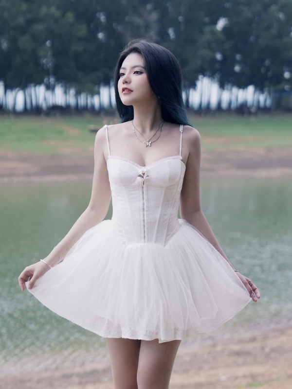 Váy trắng nhẹ nhàng tôn dáng yêu kiều.
