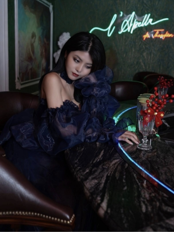 Thần thái sang chảnh trong không gian sang trọng.