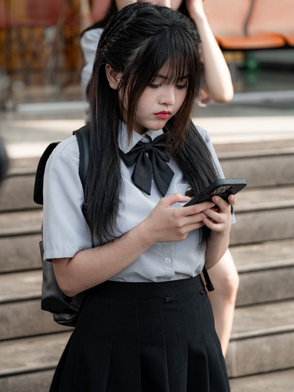 Thần thái cuốn hút trong từng khoảnh khắc đời thường.