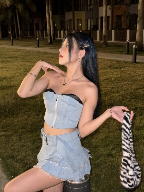 Trang phục jean khỏe khoắn, tạo dáng tự tin.