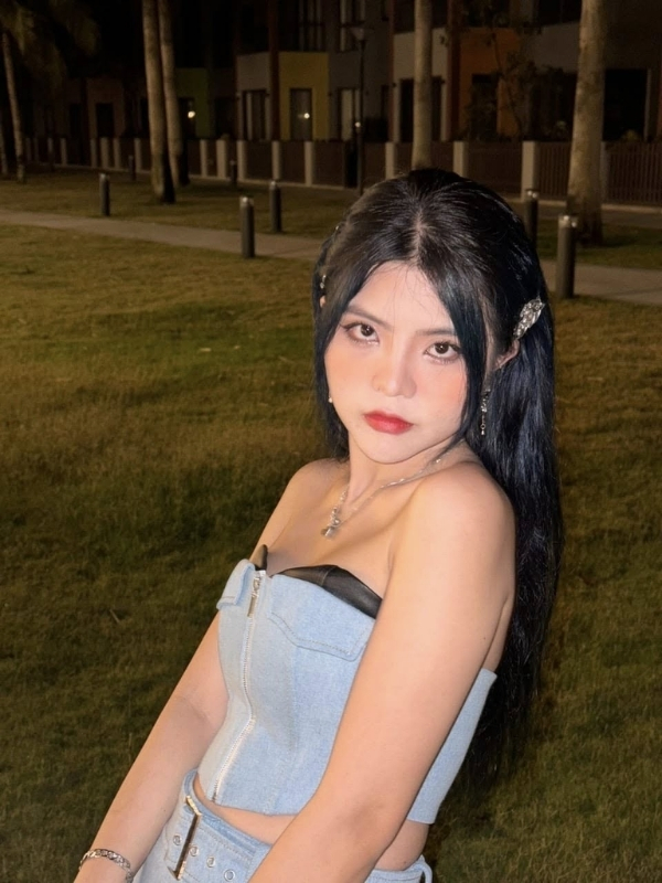 Ánh mắt hút hồn dưới ánh đèn buổi tối.