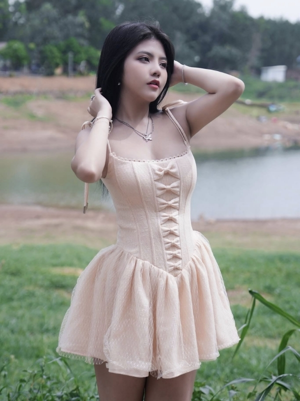 Nụ cười tỏa sáng, dáng vẻ đầy tự tin.