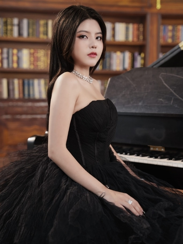 Thần thái quyến rũ bên chiếc đàn piano cổ điển.