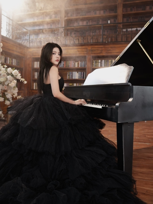 Ảnh hot girl tiktok Reency Ngô khoe dáng bên piano.