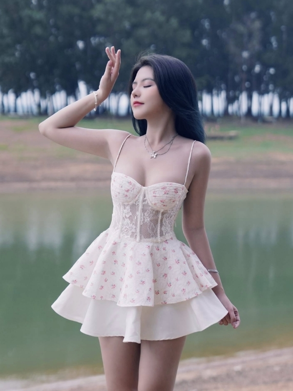 Ảnh hot girl tiktok Reency Ngô dịu dàng bên hồ.