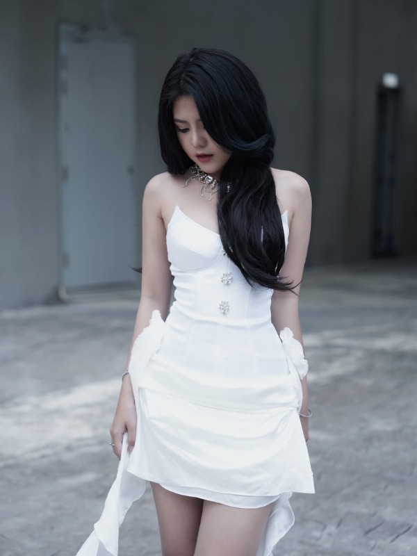 Thần thái kiêu sa, nét đẹp hiện đại.