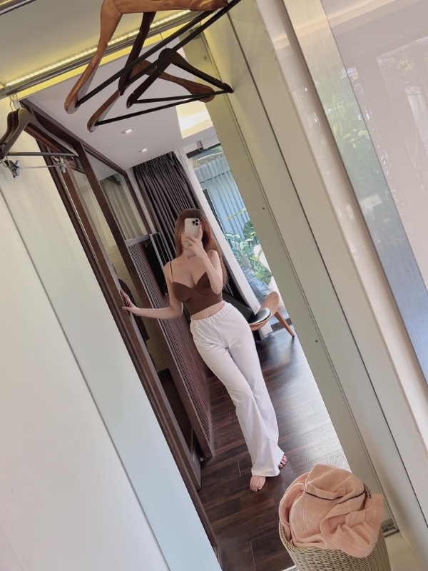 Dáng đứng quyến rũ cùng outfit táo bạo.