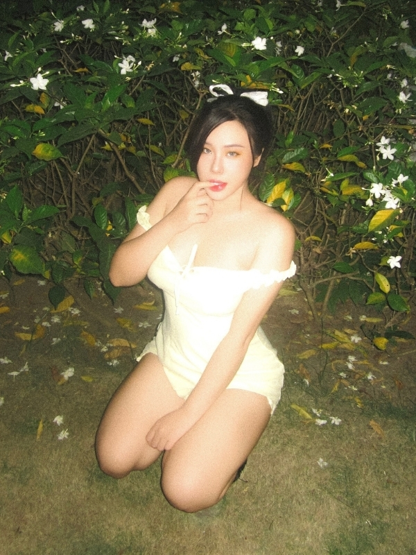 Thần thái đầy sức hút trong vườn hoa.