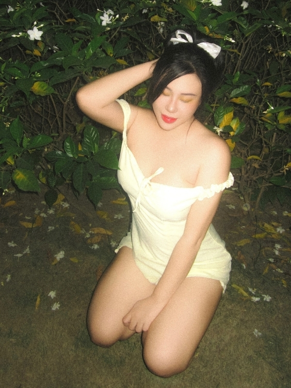 Nét đẹp gợi cảm, quyến rũ dưới ánh đèn.