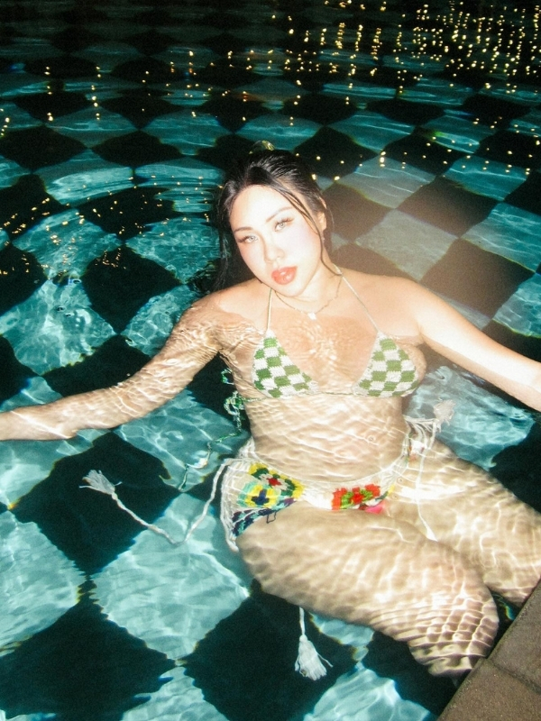 Thần thái quyến rũ khi thả dáng dưới nước.