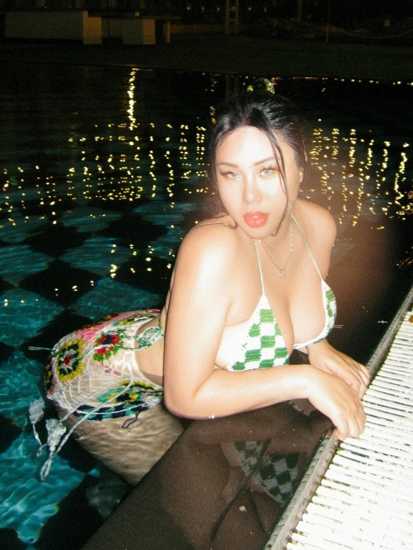 Vẻ đẹp rạng ngời bên hồ bơi đêm.