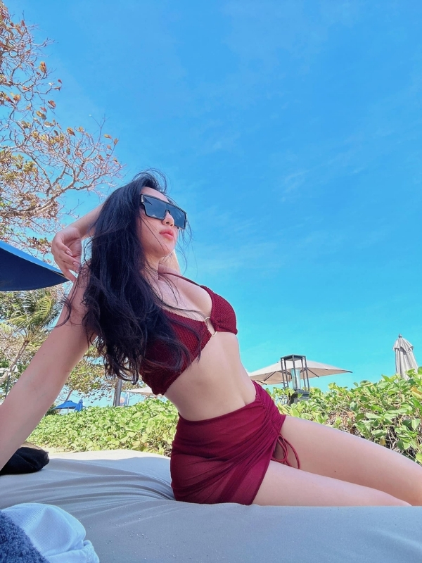 Bikini đỏ rực, nụ cười rạng nắng mai.