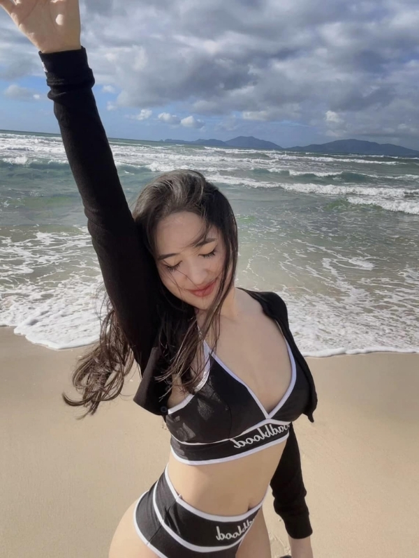 Vui đùa cùng sóng biển trong xanh.