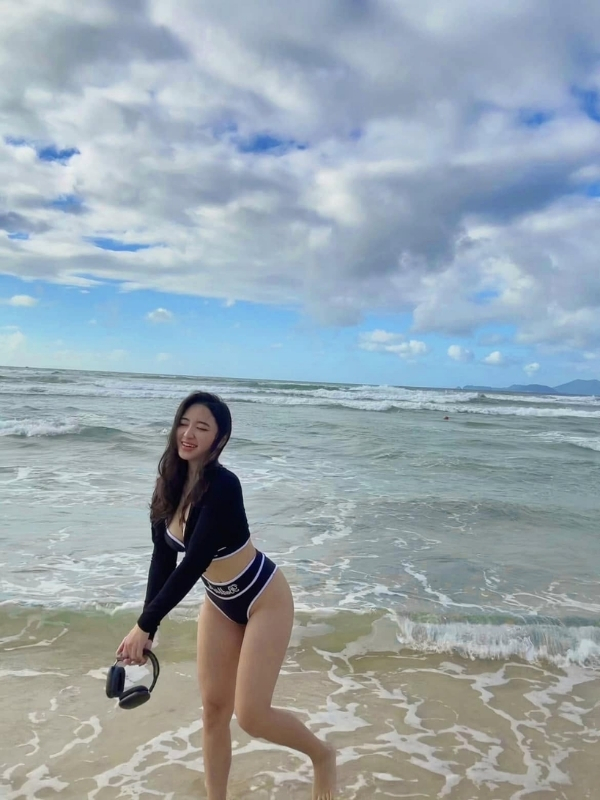 Dáng xoay người đầy năng lượng.