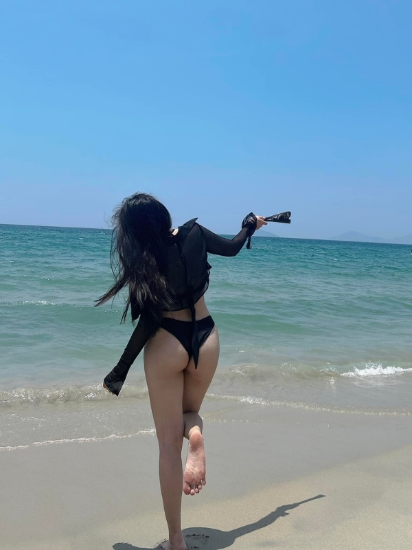 Bước chạy tung tăng, tóc bay trong gió.